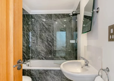 Bedroom #1 en-suite bathroom at Bay Side, Northam