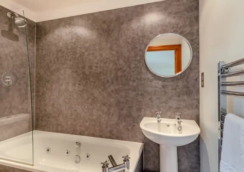 Bedroom #2 en-suite bathroom at Bay Side, Northam