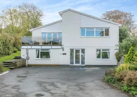 Bay Side is a spacious reverse-level house in a convenient location, close to the golden sands at Westward Ho!