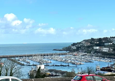 Bay View is extremely close to the beach and within walking distance to Brixham's harbour & shops