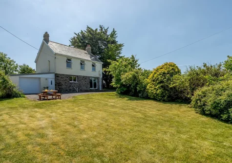 The alfresco dining area & garden at Bay View Greencliff, Abbotsham