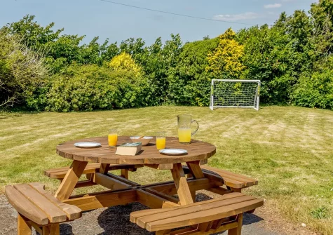 The alfresco dining area & garden at Bay View Greencliff, Abbotsham