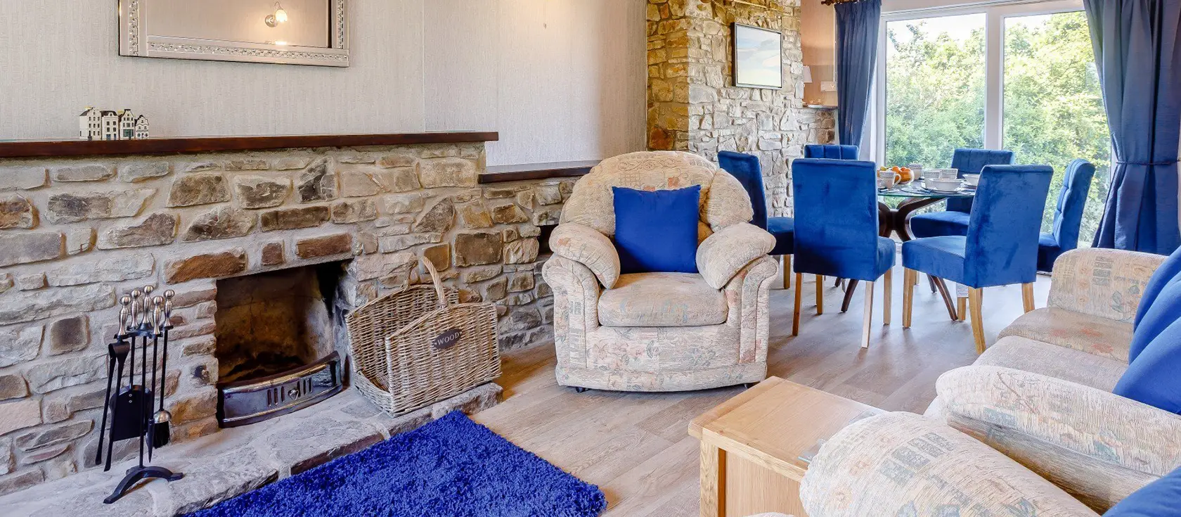 Bay View Greencliff, Abbotsham is a stunning detached house with Atlantic Ocean views, featuring three comfortable bedrooms, games room with table football and air hockey, and beautiful gardens. Perfect for families seeking a coastal break.