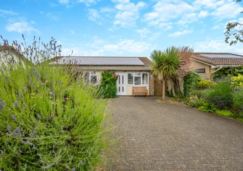 Bays Reach is a spacious bungalow, with large enclosed garden, perfect for beach lovers with seven glorious sandy beaches nearby