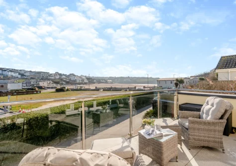 The sea-facing balcony & outdoor sitting area at Beach Haven, Newquay