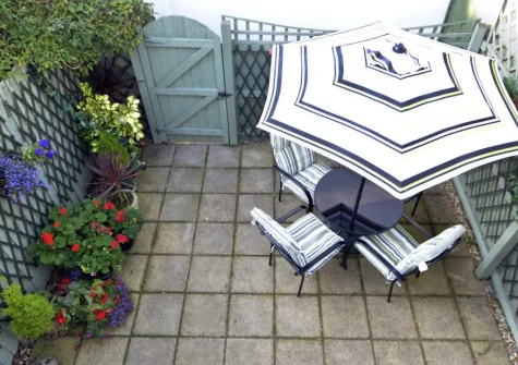 The paved courtyard & alfresco dining area at Beach Mews, Torquay