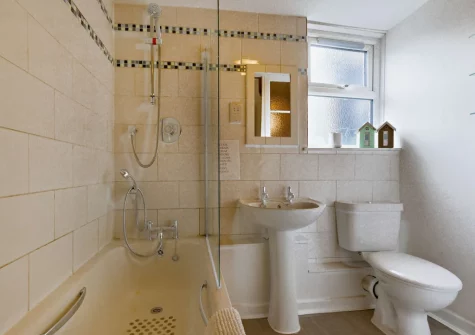 The bathroom at Beach View, Appledore