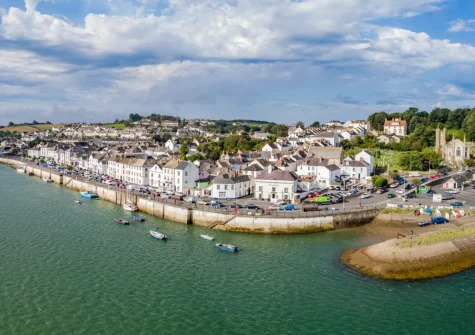 Spend your days wandering the hidden cobbled streets of Appledore, or venture out to explore nearby seaside villages