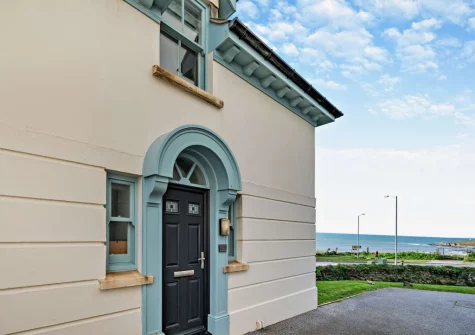 Beachside is a stylish, contemporary & inviting holiday home just moments walk to stunning Fistral Beach
