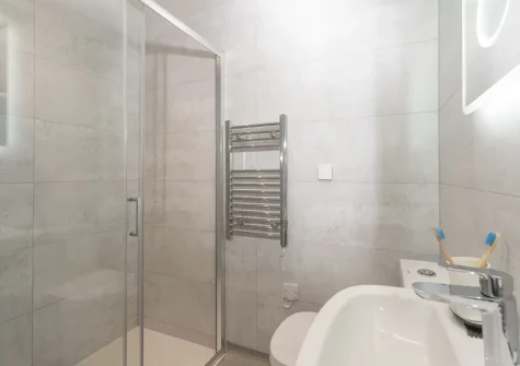Bedroom #1 en-suite at Beachview Apartment 1, Crantock