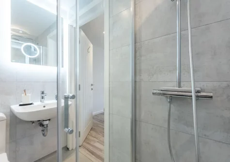 Bedroom #1 en-suite at Beachview Apartment 1, Crantock
