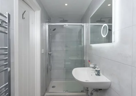 Bedroom #1 en-suite at Beachview Apartment 5, Crantock