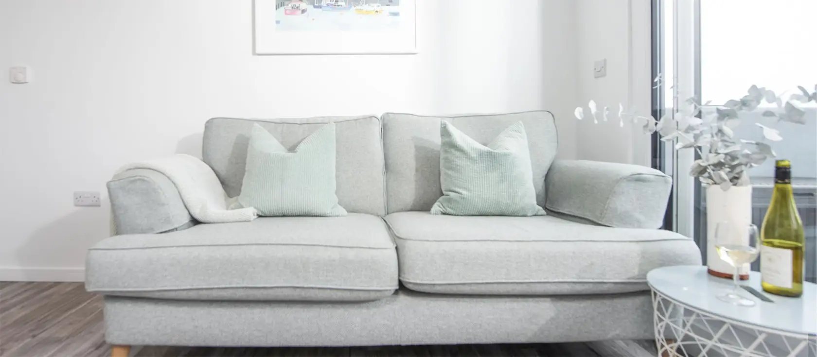 Beachview Apartment 5, Crantock is a stunning new apartment with two bedrooms, two bathrooms & open living room. Granite counters and dishwasher in the kitchen. Glass balcony has superb sea views. Off-road parking. Walk to shop, pub & beach.