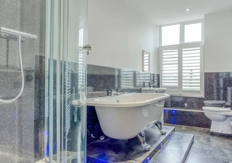 Bedroom #1 en-suite bathroom at Beacon House, Bideford