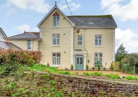 Beacon House is a spacious & grand period property with stylish contemporary interior