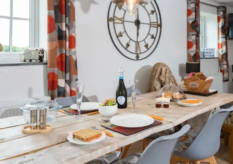 The dining area at Bear Cottage, Cusveorth Coombe