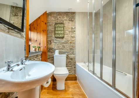 The bathroom at Beechleigh Cottage, Menheniot