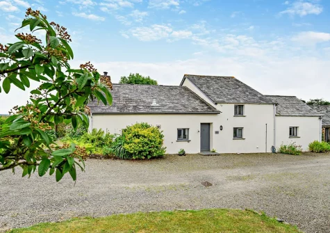Beeston Farmhouse is perfectly situated in a tucked away, quiet and laid-back rural setting just a short drive from the coastal town of Bude