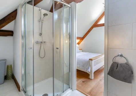 The bedroom & en-suite shower room at Bella's Place, Ponsanooth