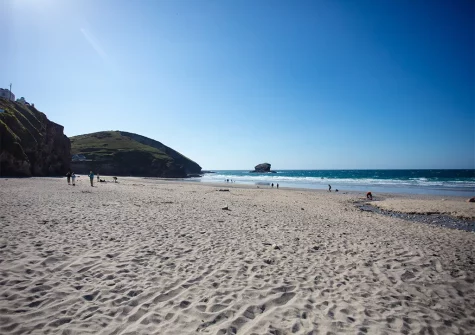 Ben's Beach House is superbly situated overlooking Portreath's golden sandy beach
