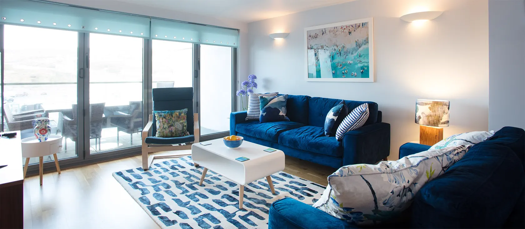 Ben's Beach House, Portreath is a fabulous four-storey townhouse luxuriously decorated with high-tech features. The house has three furnished balconies, four bedrooms - three king size with ensuites - a private driveway and parking and a log burner.