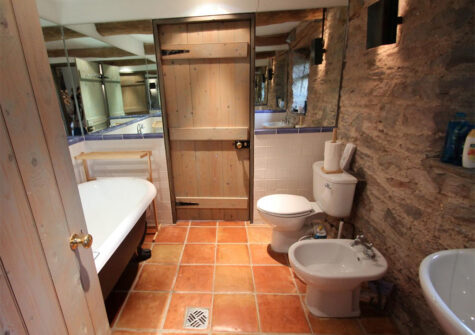 Bedroom #1 en-suite at Bentwitchen Barn Cottage, North Heasley