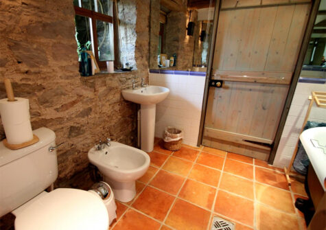 Bedroom #1 en-suite at Bentwitchen Barn Cottage, North Heasley