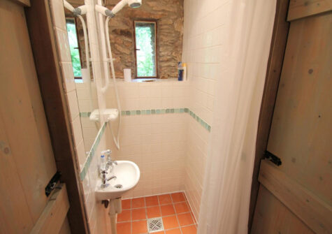 Bedroom #2 en-suite at Bentwitchen Barn Cottage, North Heasley
