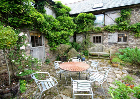 The patio at Bentwitchen Barn Cottage, North Heasley