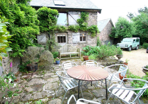 The patio at Bentwitchen Barn Cottage, North Heasley