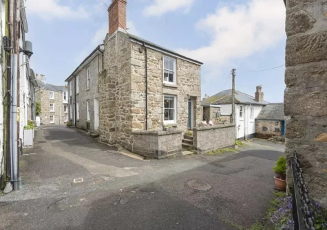 Berakah is a beautifully restored, full of character, Grade II listed cottage just a few steps from Mousehole Harbour