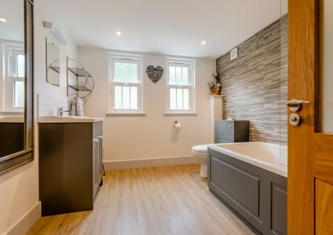 Bedromm #1 en-suite bathroom at Berea House, Polperro