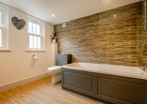Bedromm #1 en-suite bathroom at Berea House, Polperro