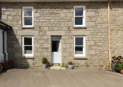 Berlewen is a perfectly positioned & fabulous harbourside cottage