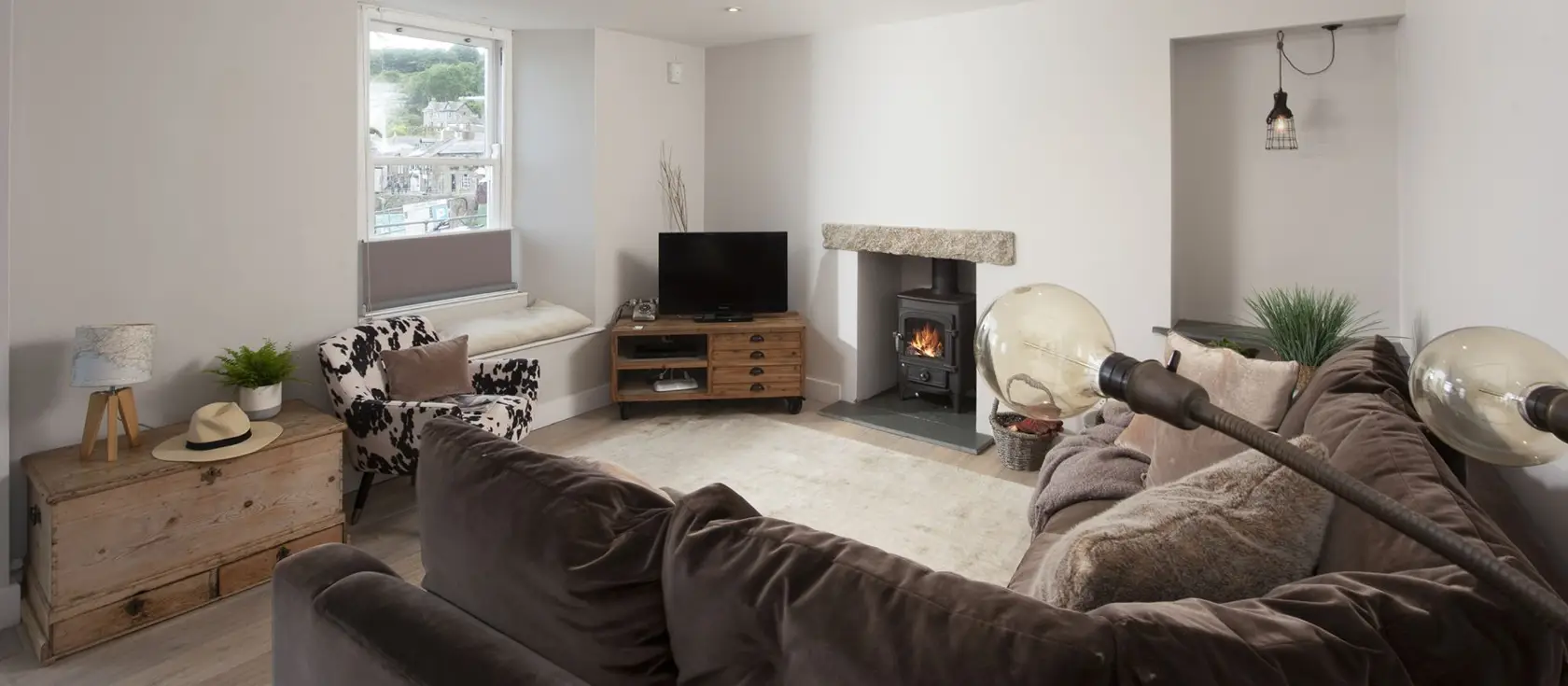 Berlewen, Mousehole is a stunning harbourside cottage with breathtaking harbour views, cosy wood-burner, and unique outdoor shower. Perfect for families seeking authentic Cornish charm just steps from the beach, restaurants, and shops.