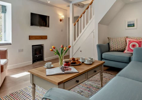 Bermuda Cottage, St Ives is a beautifully refurbished historic retreat in the heart of Downalong, just 30 steps from the harbour beach, featuring sea glimpses from the master bedroom, contemporary interiors, and three beaches within minutes.