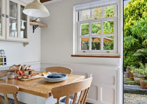 The dining area at Beryas Cottage, Buryas Bridge