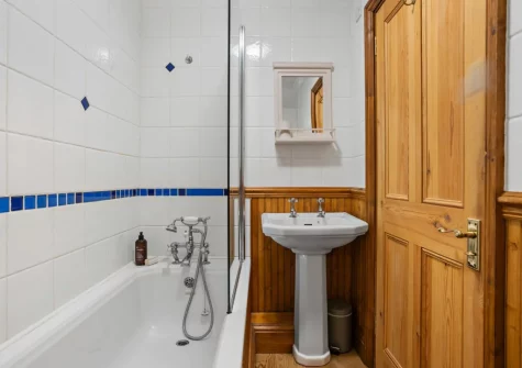 The bathroom at Beryas Cottage, Buryas Bridge