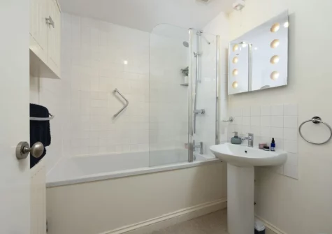 The bathroom at Bessie Ellen's Cottage, Fowey