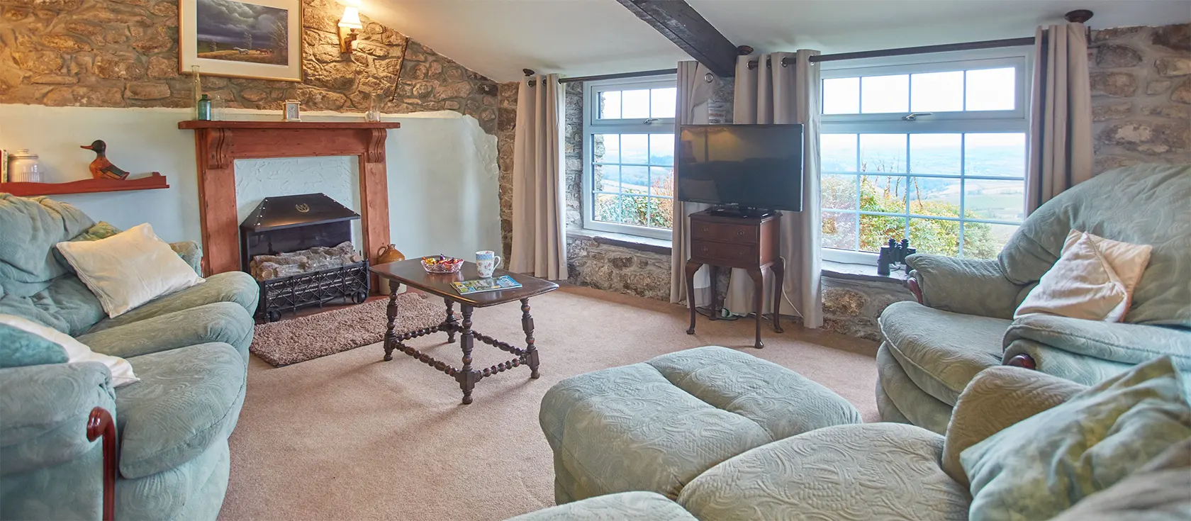 Bickle Bice is a lovely barn conversion high up on the moors in Minions, with beautiful views from its large garden. The property has been thoughtfully refurbished to retain its original character while being a comfortable and welcoming holiday home.