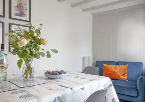 The dining area at Birdcage Cottage, Kingsand