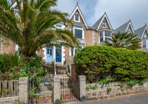 Black Rock is a comfortable ground-floor apartment, set in a peaceful corner of the seaside town of St Ives