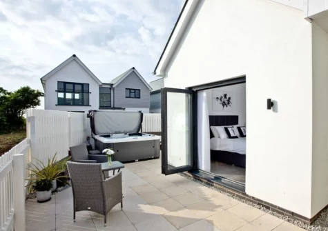 The enclosed patio, hot tub & outdoor sitting area at Black Sea Horse, Westward Ho!
