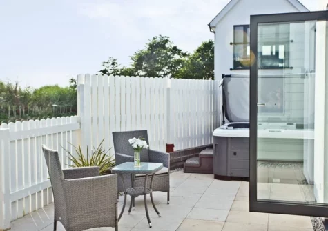 The enclosed patio, hot tub & outdoor sitting area at Black Sea Horse, Westward Ho!