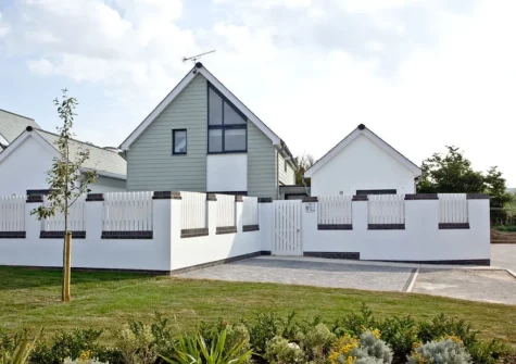 Black Sea Horse is a spacious reverse-level three-bedroom coastal retreat in Westward Ho! - just a short walk from the beach & moments from Northam Burrows Country Park