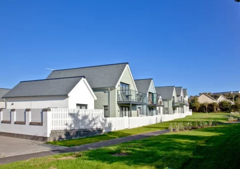 Black Sea Horse is a spacious reverse-level three-bedroom coastal retreat just a short walk from the beach & moments from Northam Burrows Country Park