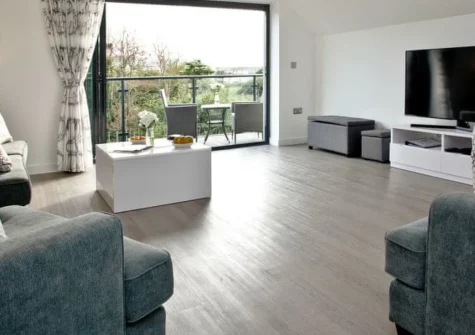 Black Sea Horse, Westward Ho! is a spacious three-bedroom house moments from the famous pebble ridge beach, featuring a stunning first-floor living space with sea-view balcony, enclosed garden with barbecue, and welcoming two dogs.