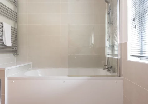 The bathroom at Blossom Lodge, 1 Roadford Lake Lodges, Broadwoodwidger
