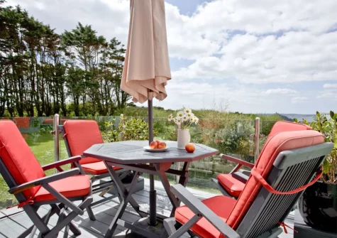 The balcony & alfresco dining area at Blue Bay, Marazion