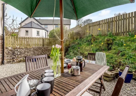 The shingle garden & alfresco dining area at Bluebell Barn, Alfardisworthy